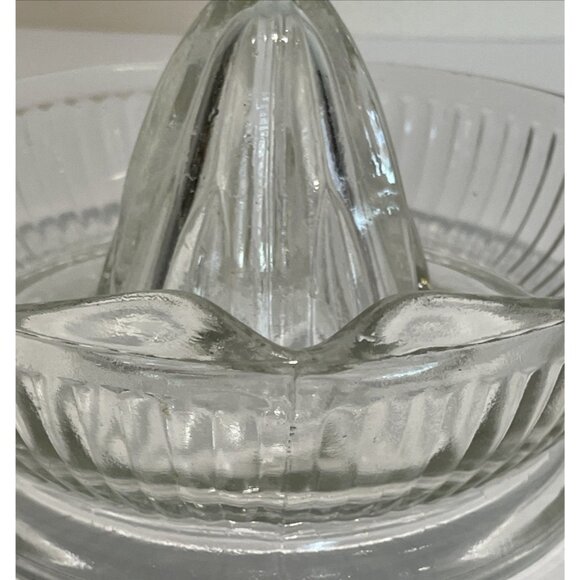 Vintage 1930’s Anchor Hocking Reamer Citrus Juicer with Ribbed Handle and Spout - Picture 7 of 12